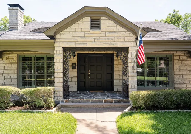 Photo 3 of Single family home for sale at 406 E Main St, Whitesboro, TX 76273 | MLS# 21322787 | Listing updated on 2026-08-11