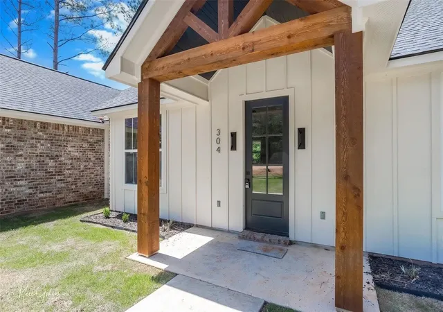 1st image of 304 Lake Rd, Plain Dealing, LA 71064 | MLS# 21325733