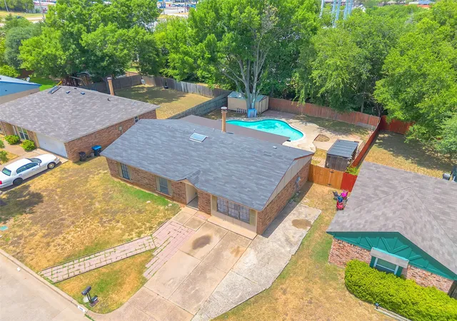 2nd image of 1832 Steinburg Ln, Fort Worth, TX 76134 | MLS# 21320433