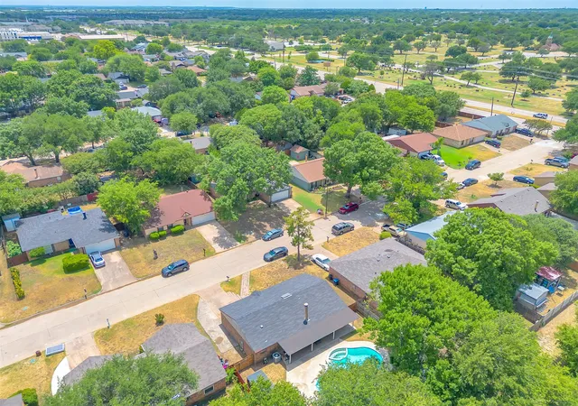 3rd image of 1832 Steinburg Ln, Fort Worth, TX 76134 | MLS# 21320433