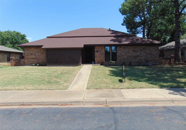 Photo 1 of Single family home for sale at 9 Whispering Ln, Lake Dallas, TX 75065 | MLS# 21325866 | Listing updated on 2026-09-19
