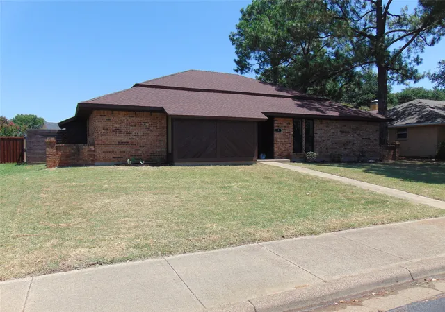 Photo 2 of Single family home for sale at 9 Whispering Ln, Lake Dallas, TX 75065 | MLS# 21325866 | Listing updated on 2026-09-19