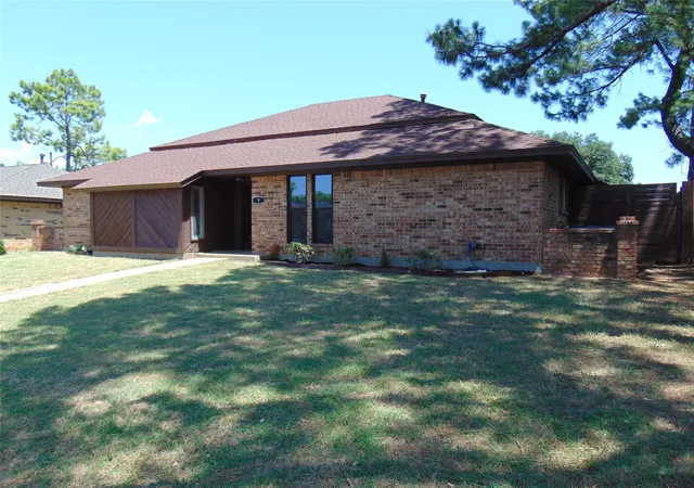Photo 3 of Single family home for sale at 9 Whispering Ln, Lake Dallas, TX 75065 | MLS# 21325866 | Listing updated on 2026-09-19