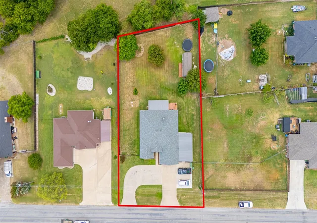 Photo 3 of Single family home for sale at 1305 E Apache Trl, Granbury, TX 76048 | MLS# 21325876 | Listing updated on 2026-08-30