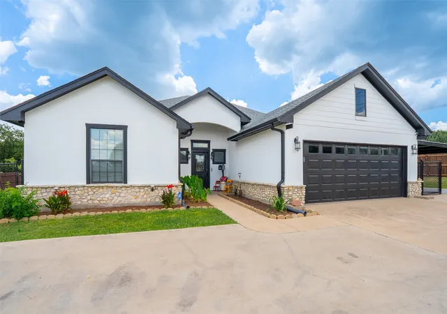 Photo 3 of Single family home for sale at 1305 E Apache Trl, Granbury, TX 76048 | MLS# 21325876 | Listing updated on 2026-08-30