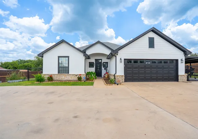 Photo 4 of Single family home for sale at 1305 E Apache Trl, Granbury, TX 76048 | MLS# 21325876 | Listing updated on 2026-08-30