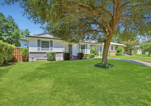 Photo 3 of Sale Pending at 109 Casstevens St, Westworth Village, TX 76114 | MLS# 21325921 | Listing updated on 2026-08-22