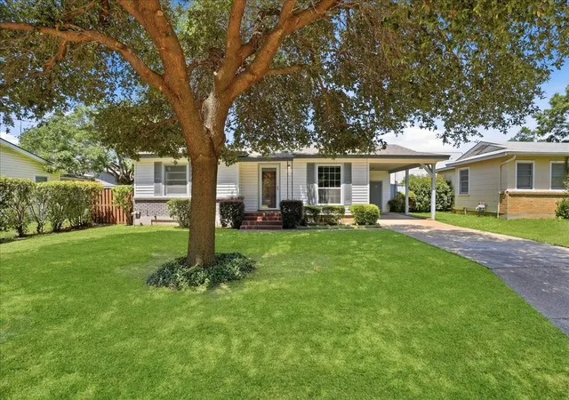 Photo 4 of Sale Pending at 109 Casstevens St, Westworth Village, TX 76114 | MLS# 21325921 | Listing updated on 2026-08-22