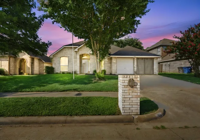 Photo 3 of Single family home for sale at 316 Willow Creek Ln, Red Oak, TX 75154 | MLS# 21316975 | Listing updated on 2026-08-31