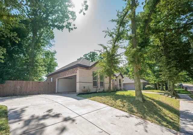 Photo 2 of Single family home for sale at 1408 Spinnaker Ln, Azle, TX 76020 | MLS# 21326006 | Listing updated on 2026-08-04