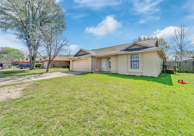 Photo 2 of Single family home for sale at 3201 Highlawn Ter, Fort Worth, TX 76133 | MLS# 21326070 | Listing updated on 2026-08-22