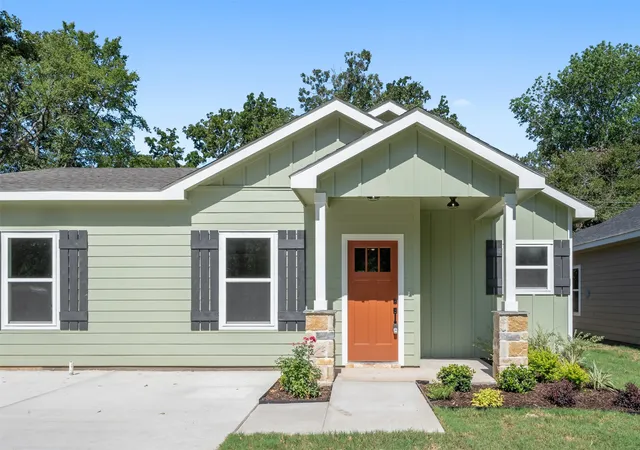 Photo 1 of Single family home for sale at 130 Arapaho Trl, Mabank, TX 75156 | MLS# 21326053 | Listing updated on 2026-09-24