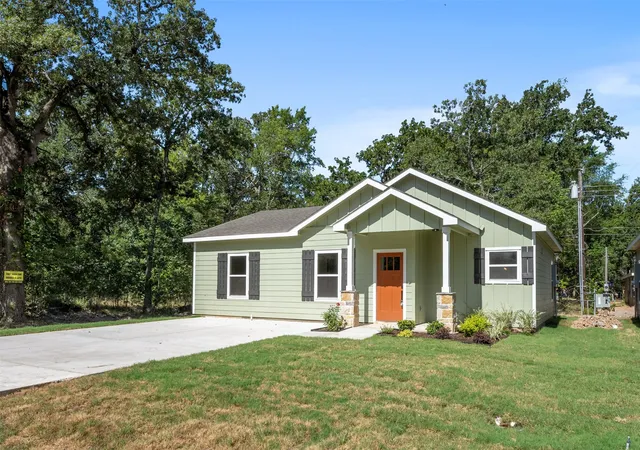 Photo 2 of Single family home for sale at 130 Arapaho Trl, Mabank, TX 75156 | MLS# 21326053 | Listing updated on 2026-09-24