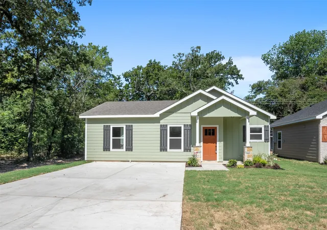 Photo 3 of Single family home for sale at 130 Arapaho Trl, Mabank, TX 75156 | MLS# 21326053 | Listing updated on 2026-09-24