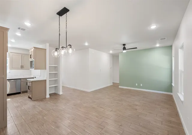 Photo 4 of Single family home for sale at 130 Arapaho Trl, Mabank, TX 75156 | MLS# 21326053 | Listing updated on 2026-09-24