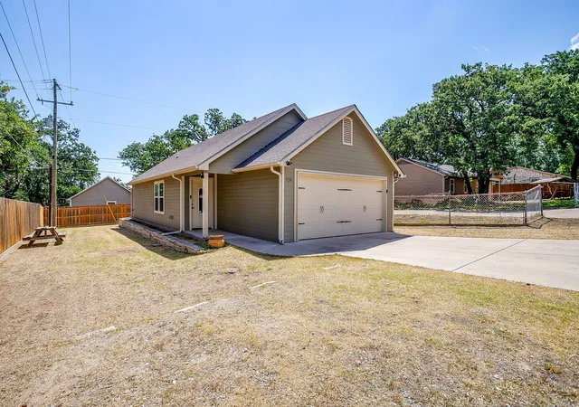 image of 719 Harness Trl, Granbury, TX 76049 | MLS# 21315955