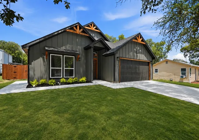 Photo 2 of Sale Pending at 907 Renfro Dr, Fort Worth, TX 76108 | MLS# 21326042 | Listing updated on 2026-09-01