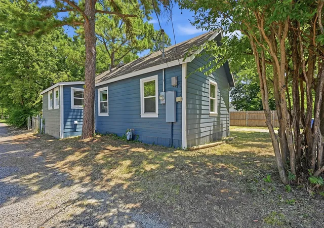 Photo 2 of Single family home for sale at 201 Mineral St, Whitesboro, TX 76273 | MLS# 21325911 | Listing updated on 2026-08-24