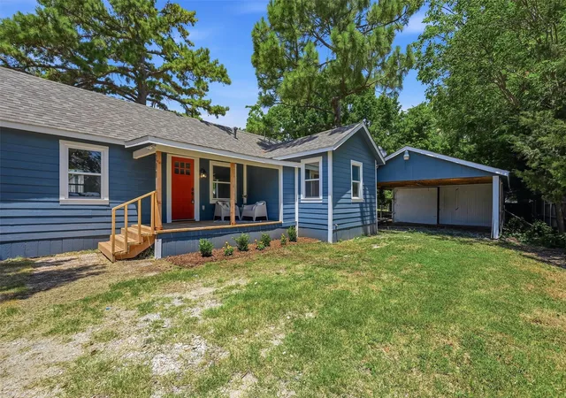 Photo 3 of Single family home for sale at 201 Mineral St, Whitesboro, TX 76273 | MLS# 21325911 | Listing updated on 2026-08-24