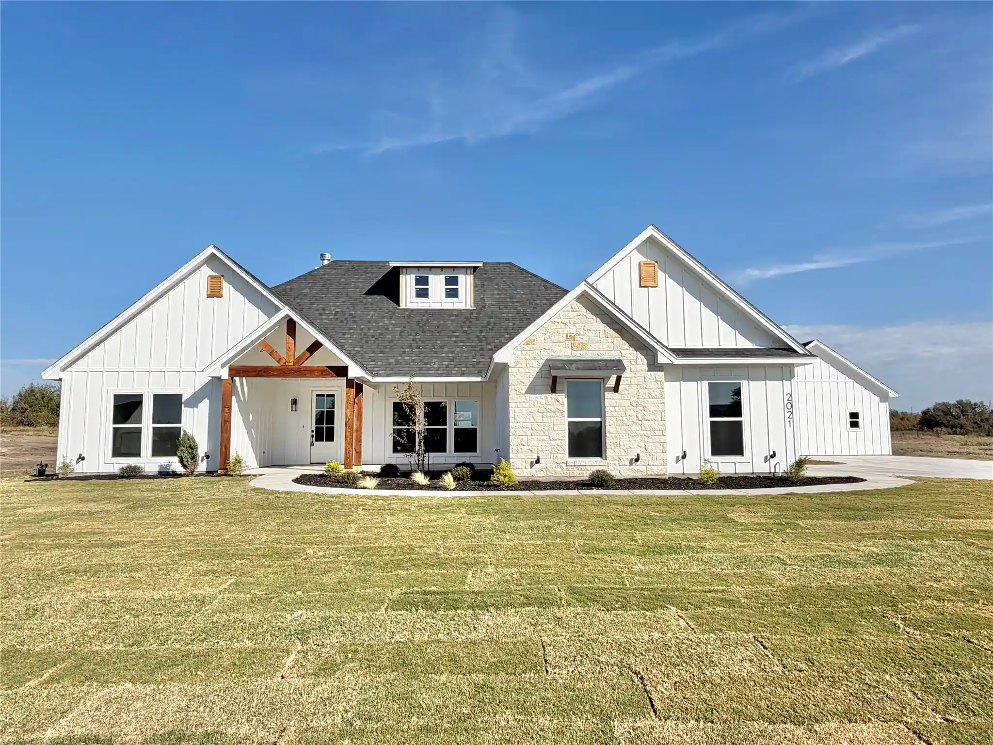 Photo 1 of Single family home for sale at 2021 Collin St, Weatherford, TX 76085 | MLS# 21326004 | Listing updated on 2026-10-28