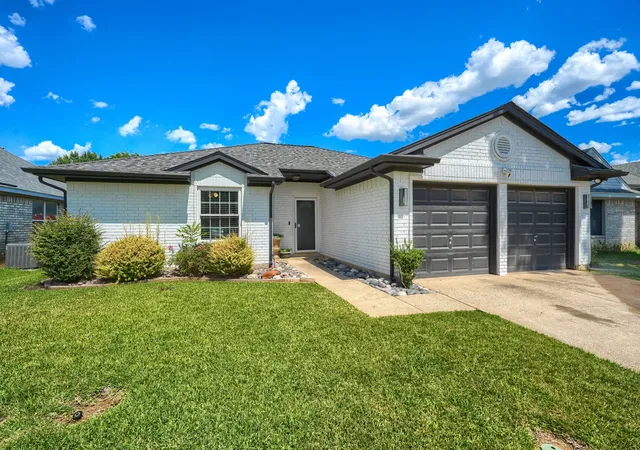 Homes for sale in Euless, TX | 1211 Princeton Pl, Euless, TX 76040 | MLS# 21325526
