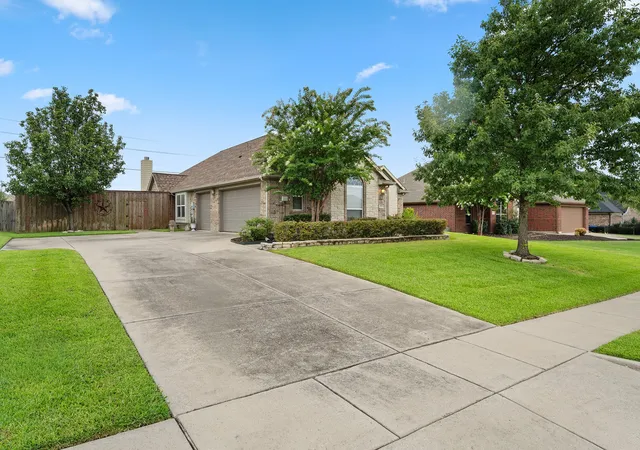 Photo 3 of Sale Pending at 1009 Ethan Dr, Greenville, TX 75402 | MLS# 21324873 | Listing updated on 2026-09-28
