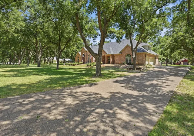 Photo 3 of Single family home for sale at 7405 Fox Fire Ct, Granbury, TX 76049 | MLS# 21325248 | Listing updated on 2026-09-28