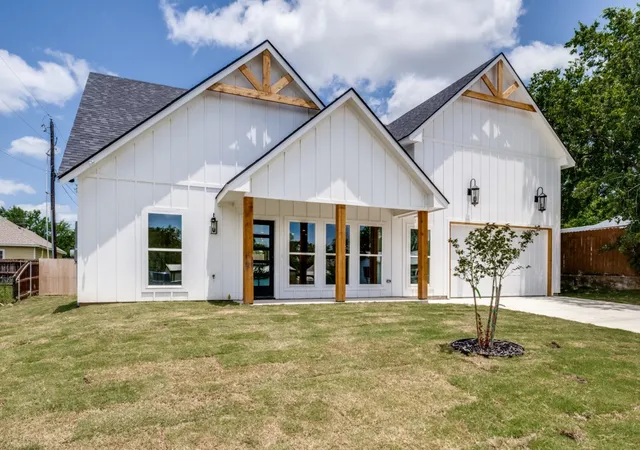 Photo 1 of Single family home for sale at 204 W Collins, Decatur, TX 76234 | MLS# 21326271 | Listing updated on 2026-08-19