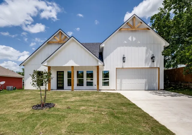 Photo 2 of Single family home for sale at 204 W Collins, Decatur, TX 76234 | MLS# 21326271 | Listing updated on 2026-08-19