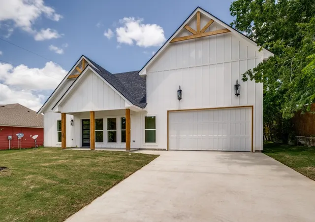Photo 3 of Single family home for sale at 204 W Collins, Decatur, TX 76234 | MLS# 21326271 | Listing updated on 2026-08-19