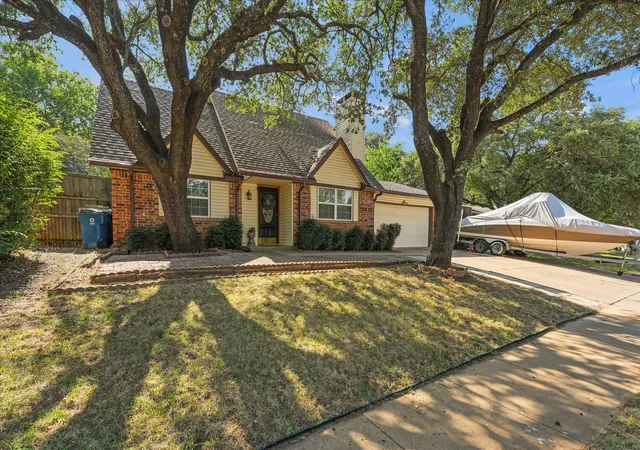 Photo 1 of Single family home for sale at 5431 Kings Manor Dr, Lake Dallas, TX 75065 | MLS# 21323037 | Listing updated on 2026-10-07