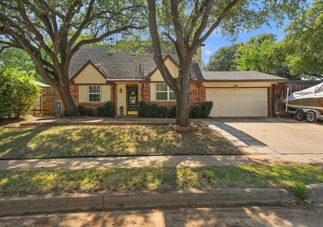 Photo 2 of Single family home for sale at 5431 Kings Manor Dr, Lake Dallas, TX 75065 | MLS# 21323037 | Listing updated on 2026-10-07