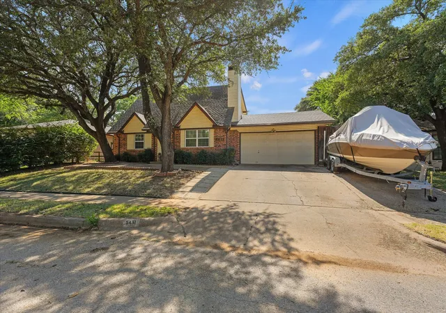 Photo 3 of Single family home for sale at 5431 Kings Manor Dr, Lake Dallas, TX 75065 | MLS# 21323037 | Listing updated on 2026-10-07