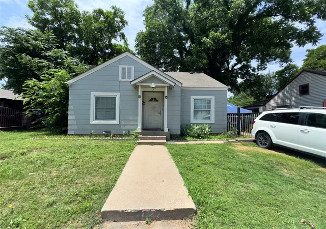 Single family home for sale at 127 Blevins St, Fort Worth, TX 76111 | MLS# 21326304