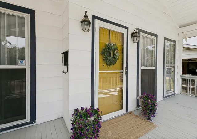 Photo 2 of Single family home for sale at 1716 Thomas Pl, Fort Worth, TX 76107 | MLS# 21326300 | Listing updated on 2026-08-21