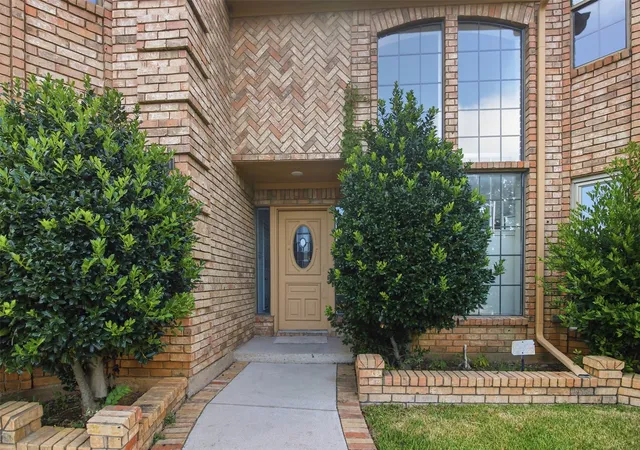Photo 2 of Single family home for sale at 6701 Mt Vernon Ct, Arlington, TX 76017 | MLS# 21326435 | Listing updated on 2026-09-17