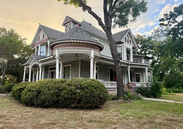 Photo 1 of Single family home for sale at 221 E Bridge St, Granbury, TX 76048 | MLS# 21326107 | Listing updated on 2026-08-28