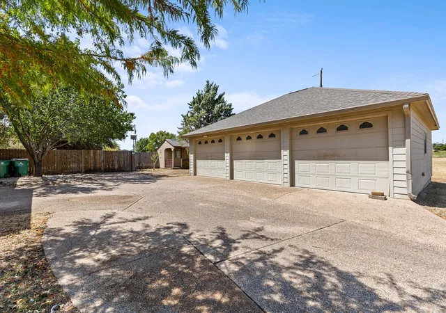 Photo 4 of Single family home for sale at 610 Vanishing Oaks Dr, Crawford, TX 76638 | MLS# 21325089 | Listing updated on 2026-08-25