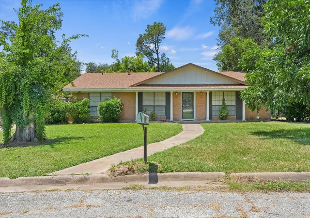 Photo 1 of Sale Pending at 2803 Bois D Arc St, Commerce, TX 75428 | MLS# 21324029 | Listing updated on 2026-08-27