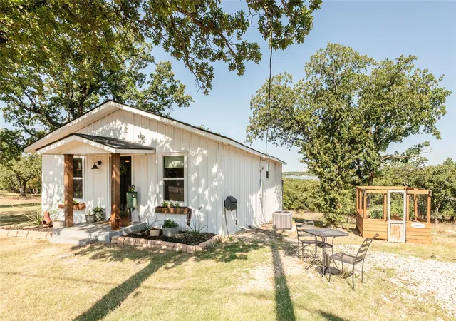 Photo 1 of Single family home for sale at 375 Nocona Dr, Nocona, TX 76255 | MLS# 21326484 | Listing updated on 2026-08-22
