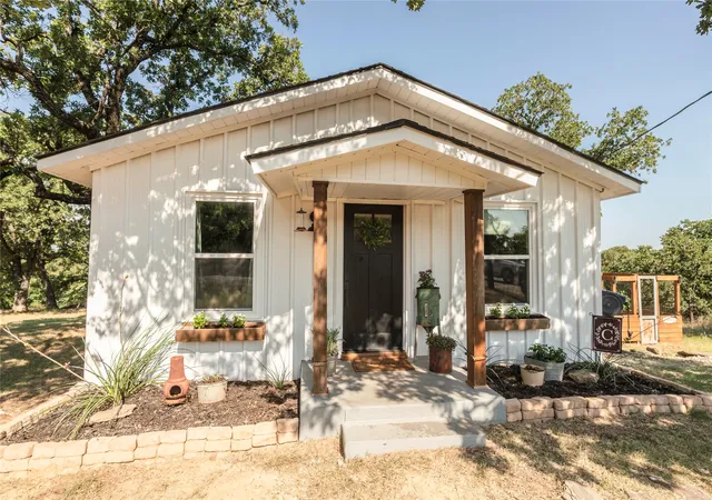 Photo 2 of Single family home for sale at 375 Nocona Dr, Nocona, TX 76255 | MLS# 21326484 | Listing updated on 2026-08-22