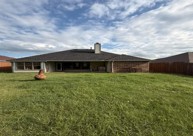 Photo 3 of Single family home for sale at 1012 Porter Pl, Sanger, TX 76266 | MLS# 21326575 | Listing updated on 2026-07-24
