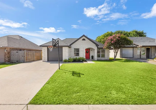 Photo 1 of Sale Pending at 620 Brenna Rd, Waxahachie, TX 75165 | MLS# 21299350 | Listing updated on 2026-08-27