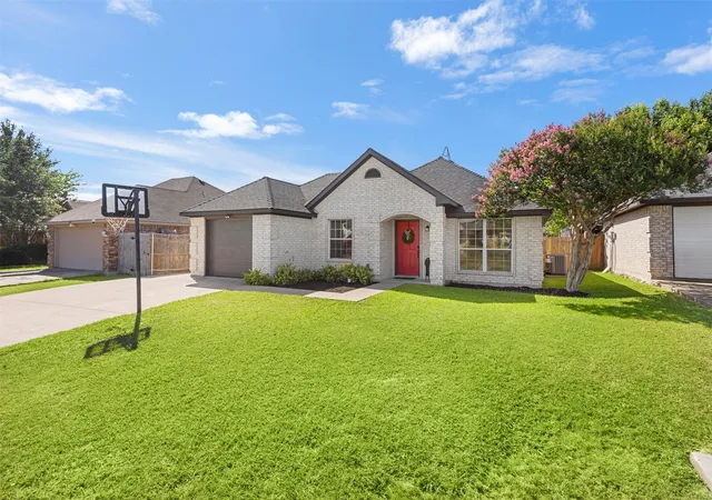 Photo 2 of Sale Pending at 620 Brenna Rd, Waxahachie, TX 75165 | MLS# 21299350 | Listing updated on 2026-08-27