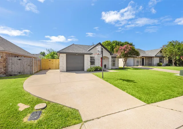 Photo 3 of Sale Pending at 620 Brenna Rd, Waxahachie, TX 75165 | MLS# 21299350 | Listing updated on 2026-08-27