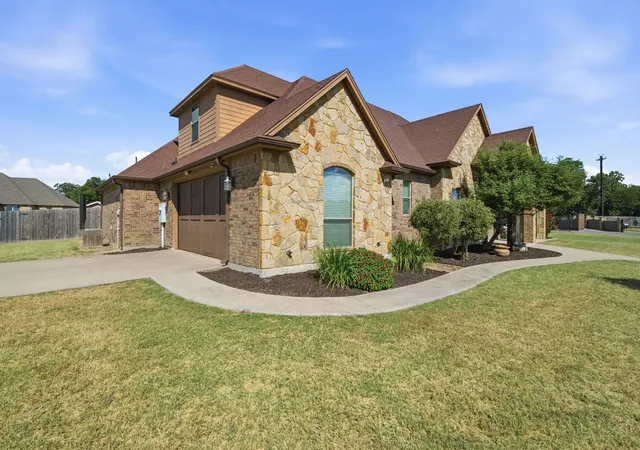 Photo 3 of Single family home for sale at 102 Brock Ct, Millsap, TX 76066 | MLS# 21302650 | Listing updated on 2026-10-08