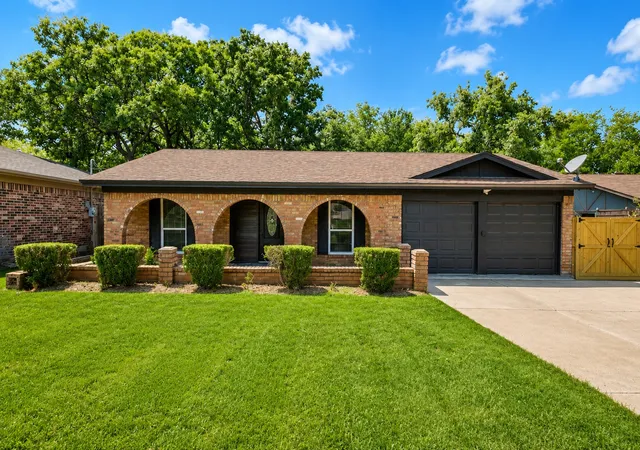 Photo 1 of Single family home for sale at 2706 Mintwood Pl, Arlington, TX 76016 | MLS# 21326693 | Listing updated on 2026-07-28