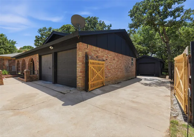 Photo 2 of Single family home for sale at 2706 Mintwood Pl, Arlington, TX 76016 | MLS# 21326693 | Listing updated on 2026-07-28