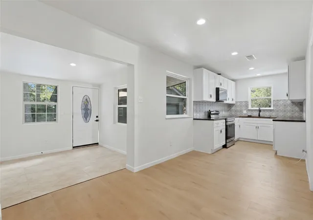 Photo 4 of Single family home for sale at 2706 Mintwood Pl, Arlington, TX 76016 | MLS# 21326693 | Listing updated on 2026-07-28