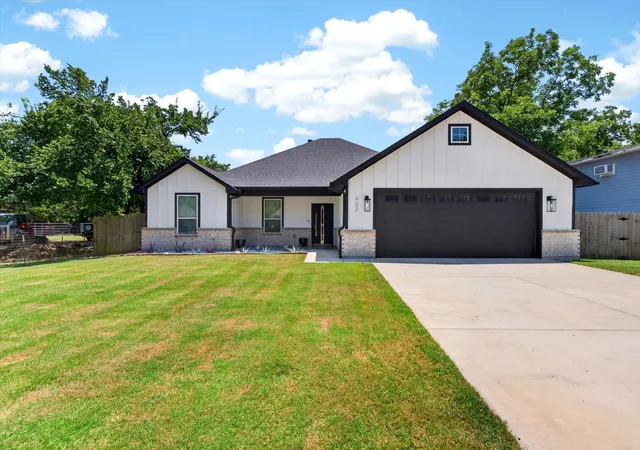 Photo 1 of Single family home for sale at 902 N Main St, Tioga, TX 76271 | MLS# 21312369 | Listing updated on 2026-08-24